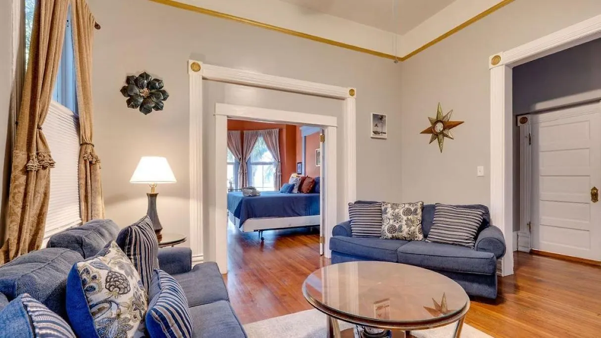 Elegant 2 Bed Directly On Forsyth Park location