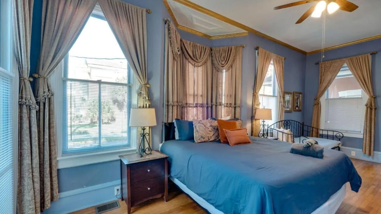 Elegant 2 Bed Directly On Forsyth Park Apartment Savannah