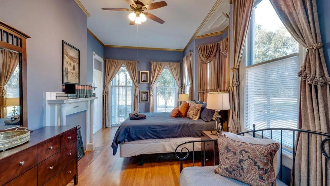 Elegant 2 Bed Directly On Forsyth Park Apartment Savannah United States