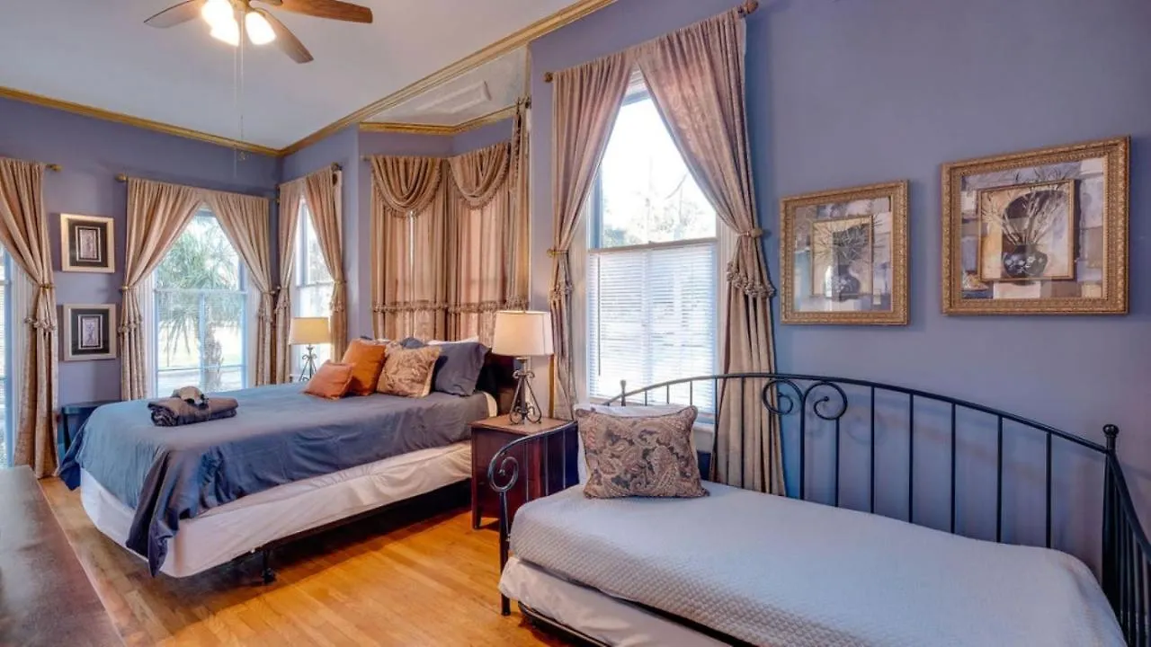 Elegant 2 Bed Directly On Forsyth Park Apartment Savannah United States